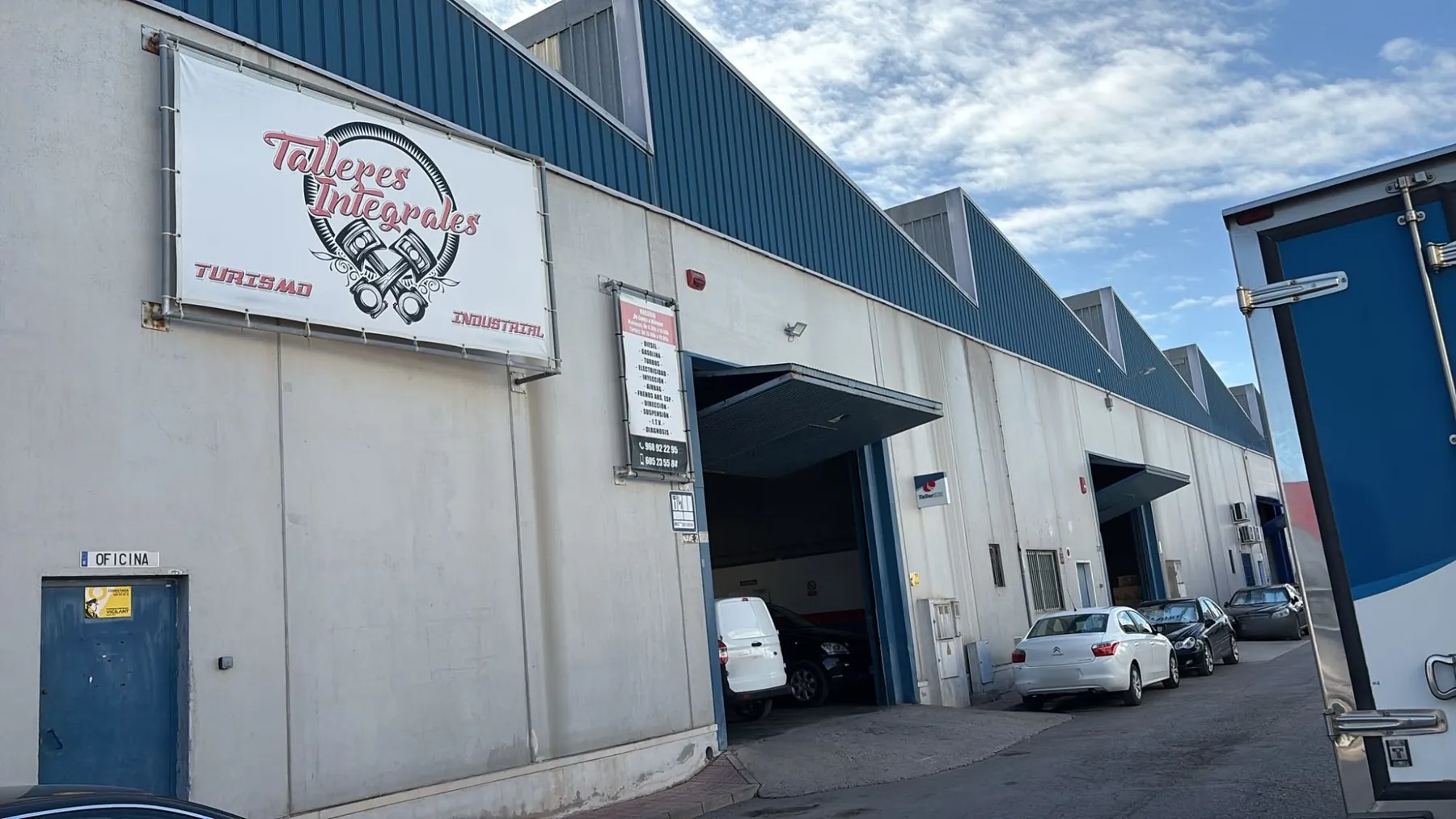 Fachada de Talleres Integrales, en la Avenida de las Américas de Alcantarilla